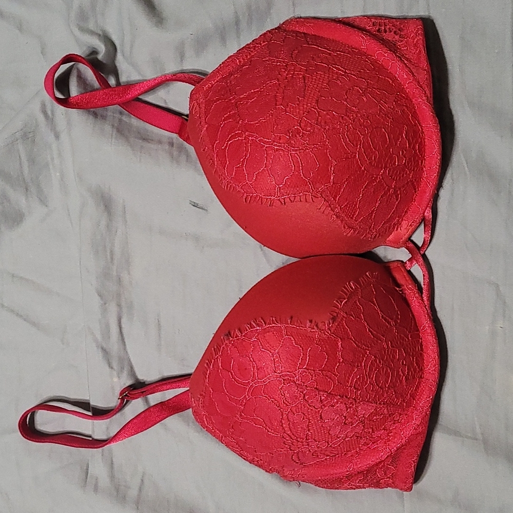 Victoria’s Secret Bombshell Plunge red lace bra size 32A